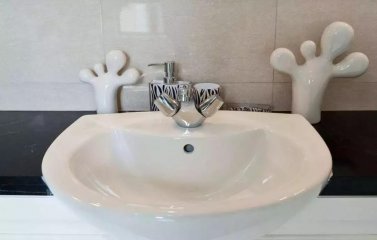 移動廁所的馬桶、面盆油漬和污垢不知如何去除